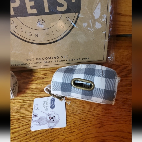 Santa Barbara Design Studio Pet Grooming Set & 2 Mud Pie Waste Bag Pouch… - Picture 4 of 7